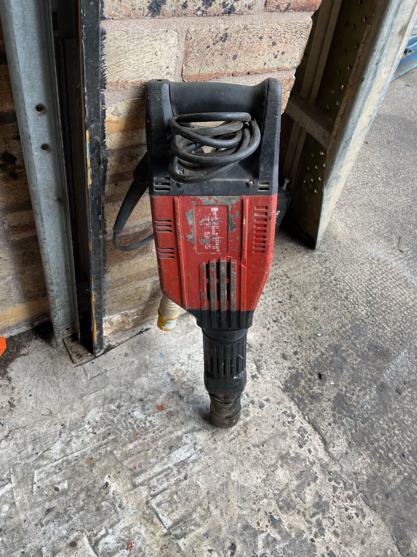 Hilti TE905 110v handheld breaker full working order - Image 2 of 2