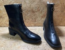1 X PAIR OF LA REDOUTE COLLECTIONS ZIP-UP ANKLE BOOTS WITH BLOCK HEEL / SIZE: 5.5 UK / RRP £60.
