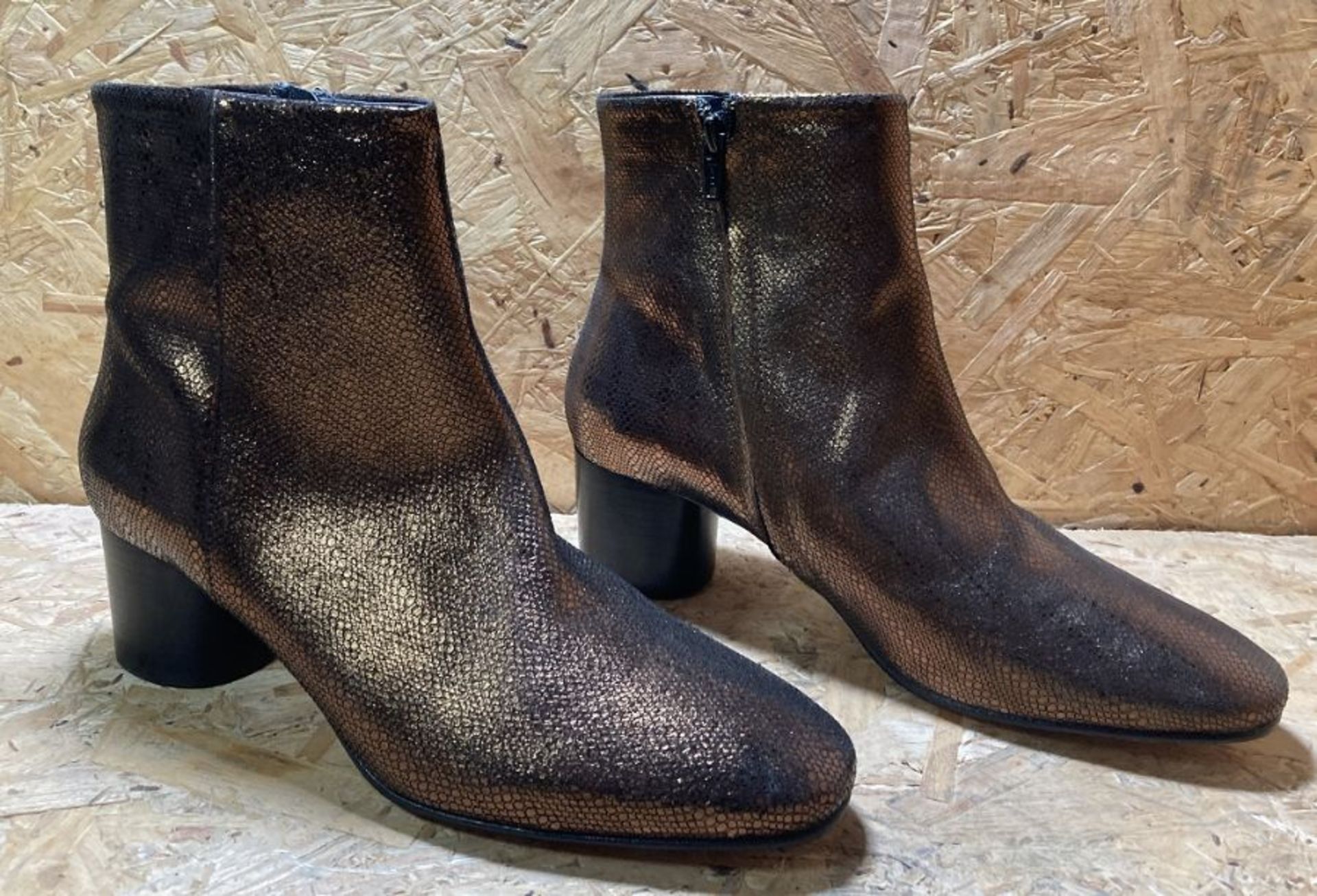 1 X PAIR OF LA REDOUTE COLLECTIONS METALLIC LEATHER ANKLE BOOTS - BRONZE / SIZE: 5.5 UK / RRP £135.