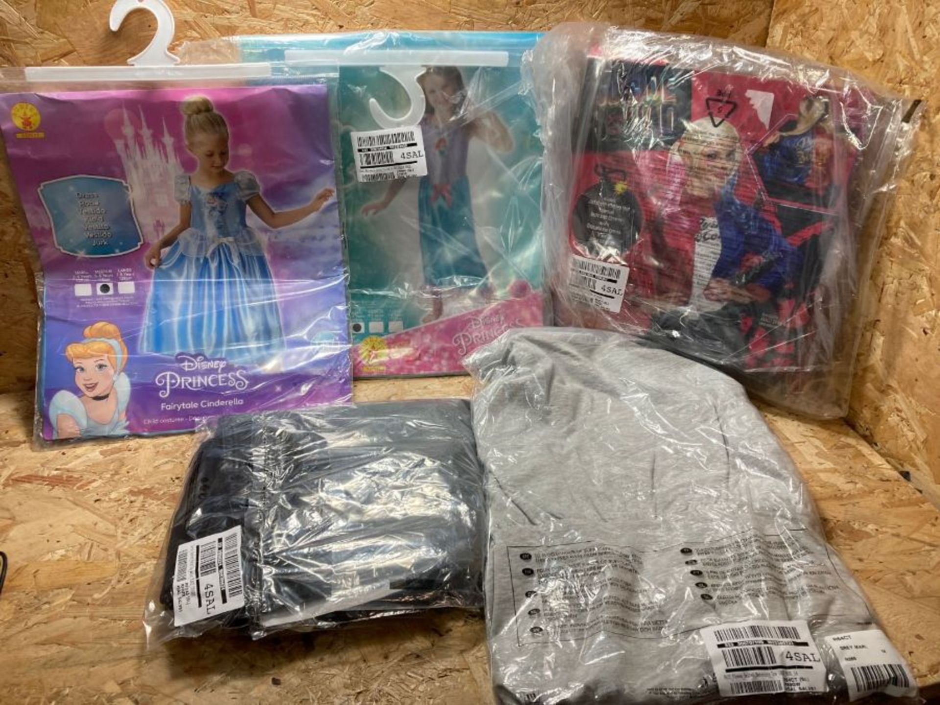 5 X ASSORTED ITEMS OF CLOTHING / INCLUDES COSTUMES / CUSTOMER RETURNS. CONDITIONS, SIZES AND