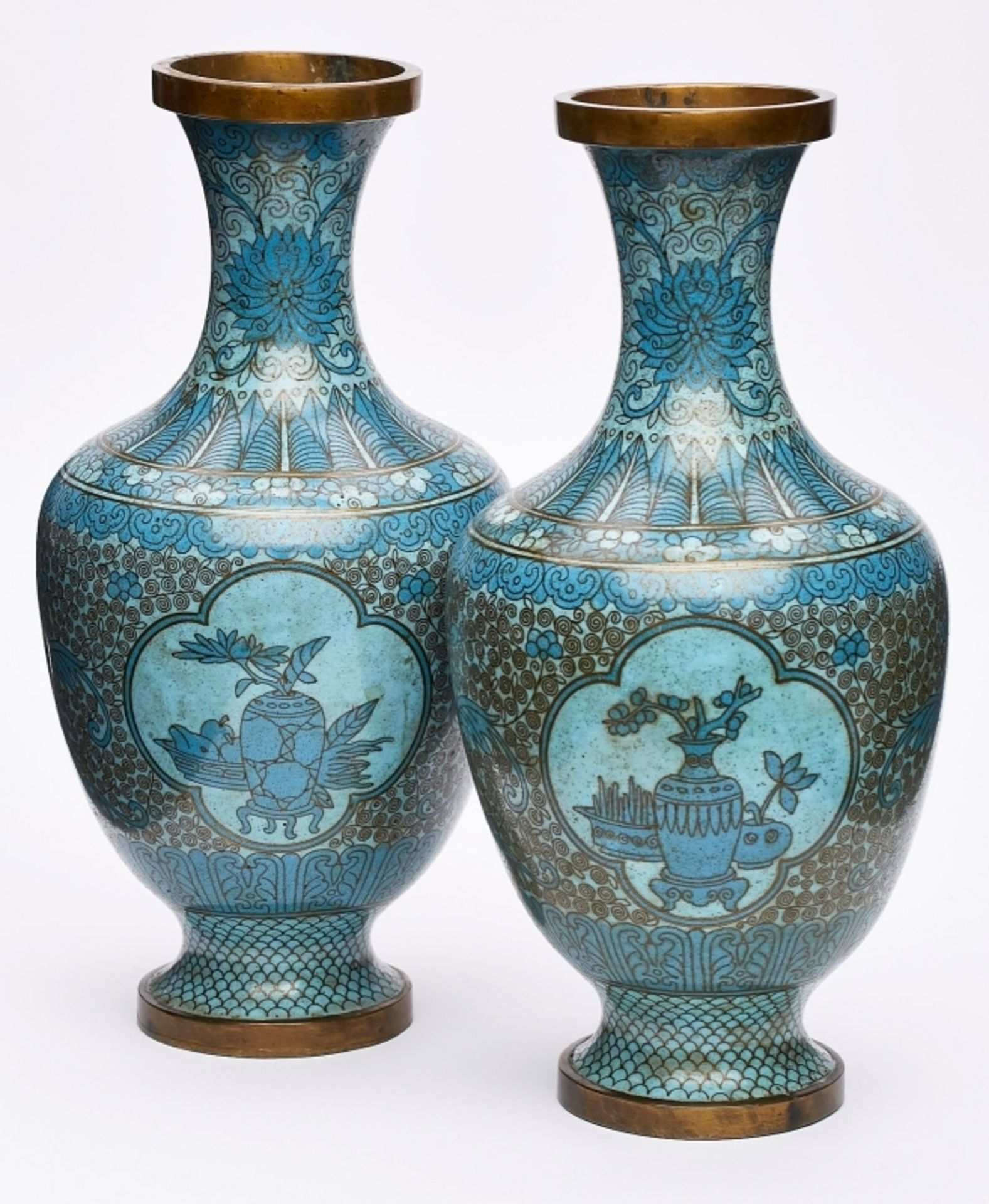 Paar kl. Cloisonné-Vasen, China wohl 1. Hälfte 20. Jh.