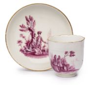 Tasse mit UT "Purpur-Galanterie", Meissen um 1740.