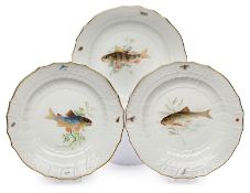 Satz von 3 Speisetellern mit Fischdekor, Meissen um 1900.