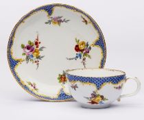 Tasse mit UT "Blüten und blaue Schuppen", Meissen Punktzeit (1763-´80).