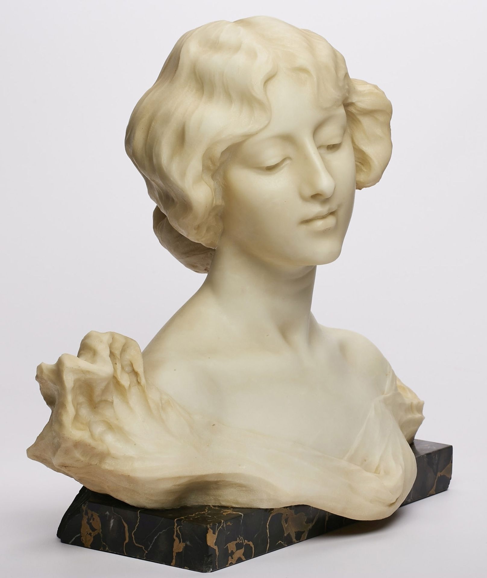 Gr. Büste "Junge Frau mit hochgestecktem Haar", Jugendstil, wohl Italien um 1900. - Bild 2 aus 2