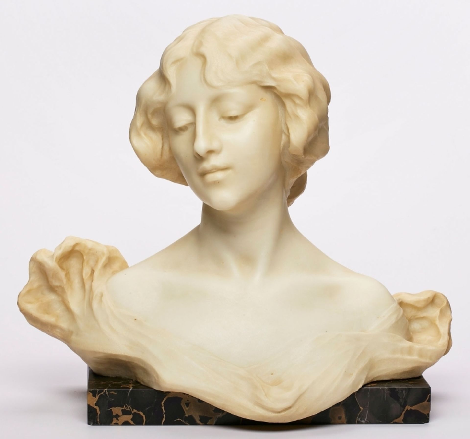 Gr. Büste "Junge Frau mit hochgestecktem Haar", Jugendstil, wohl Italien um 1900.
