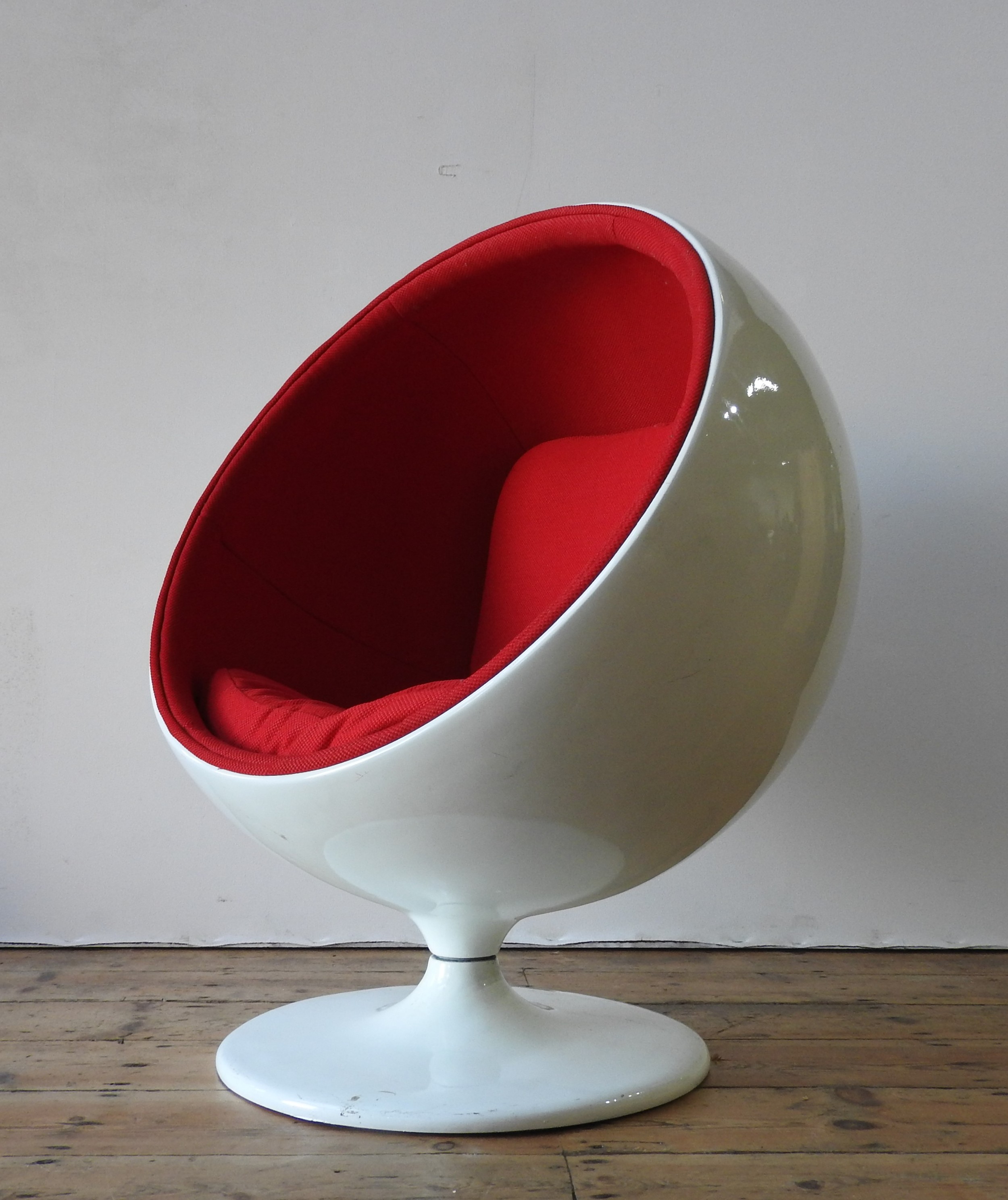 A CHILD'S FIBREGLASS 'THUNDERBALL' STYLE CHAIR, in the style of Eero Aarnio - Image 9 of 9