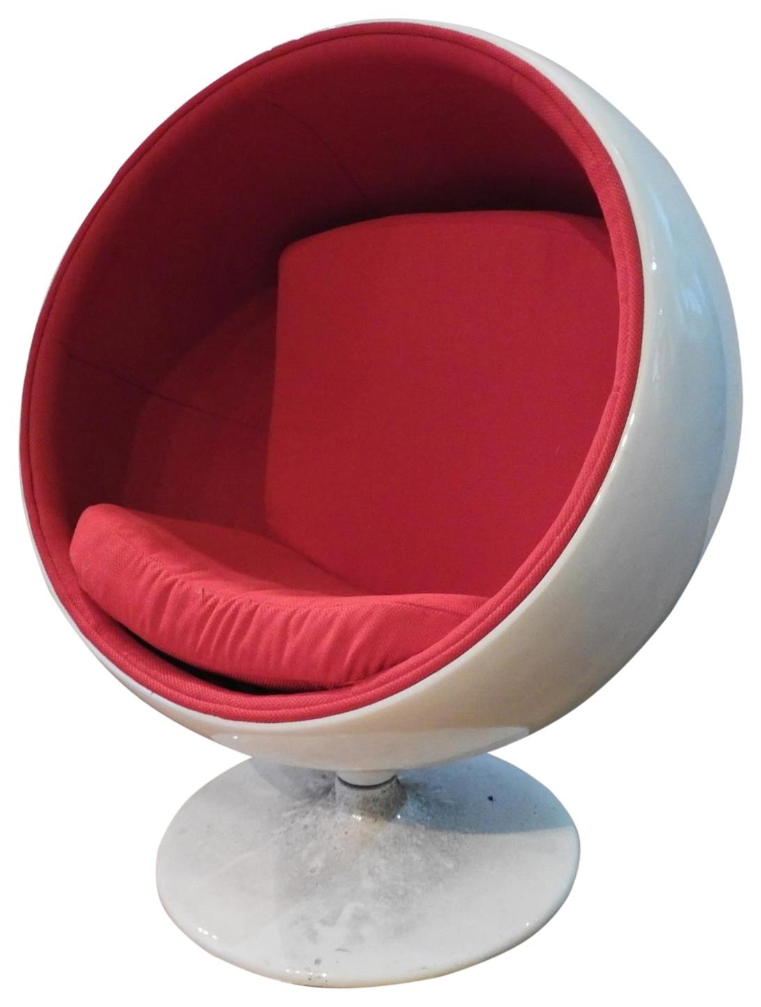 A CHILD'S FIBREGLASS 'THUNDERBALL' STYLE CHAIR, in the style of Eero Aarnio - Image 2 of 9