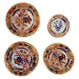 PART ENGLISH IMARI PATTERN DINNER SERVICE  EARLY 19TH CENTURY compromising six dinner plates, five