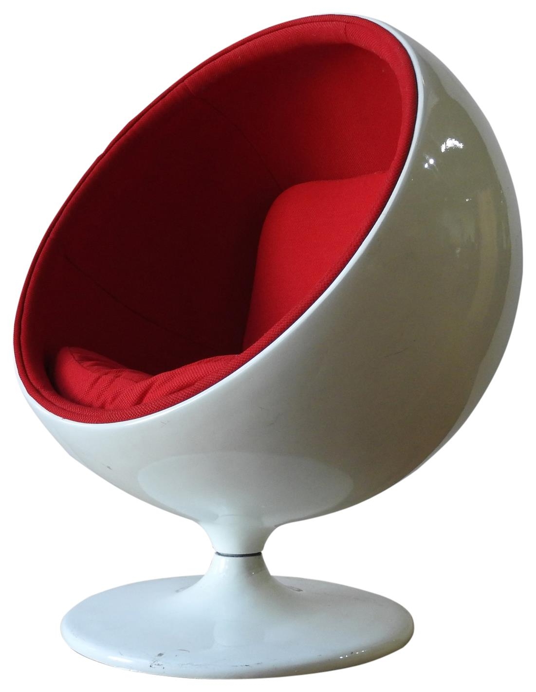 A CHILD'S FIBREGLASS 'THUNDERBALL' STYLE CHAIR, in the style of Eero Aarnio - Image 8 of 9