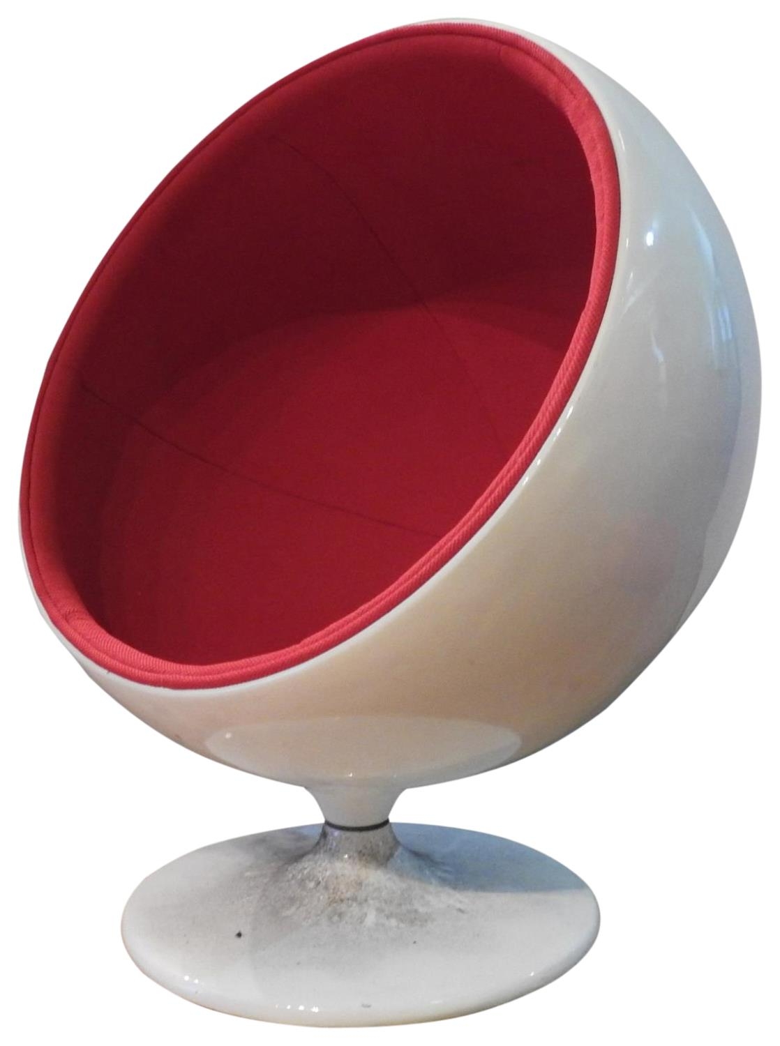 A CHILD'S FIBREGLASS 'THUNDERBALL' STYLE CHAIR, in the style of Eero Aarnio - Image 7 of 9