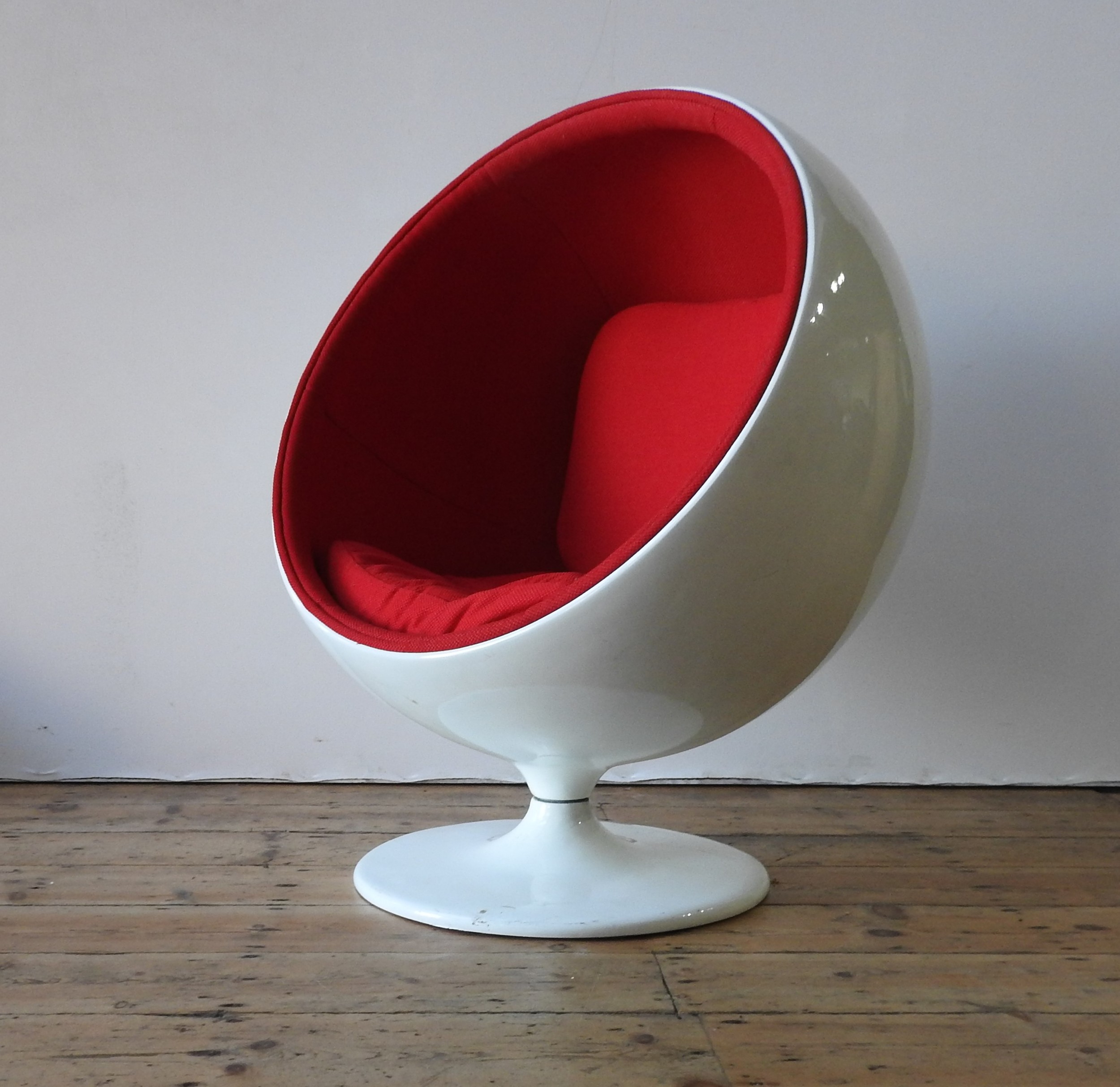 A CHILD'S FIBREGLASS 'THUNDERBALL' STYLE CHAIR, in the style of Eero Aarnio