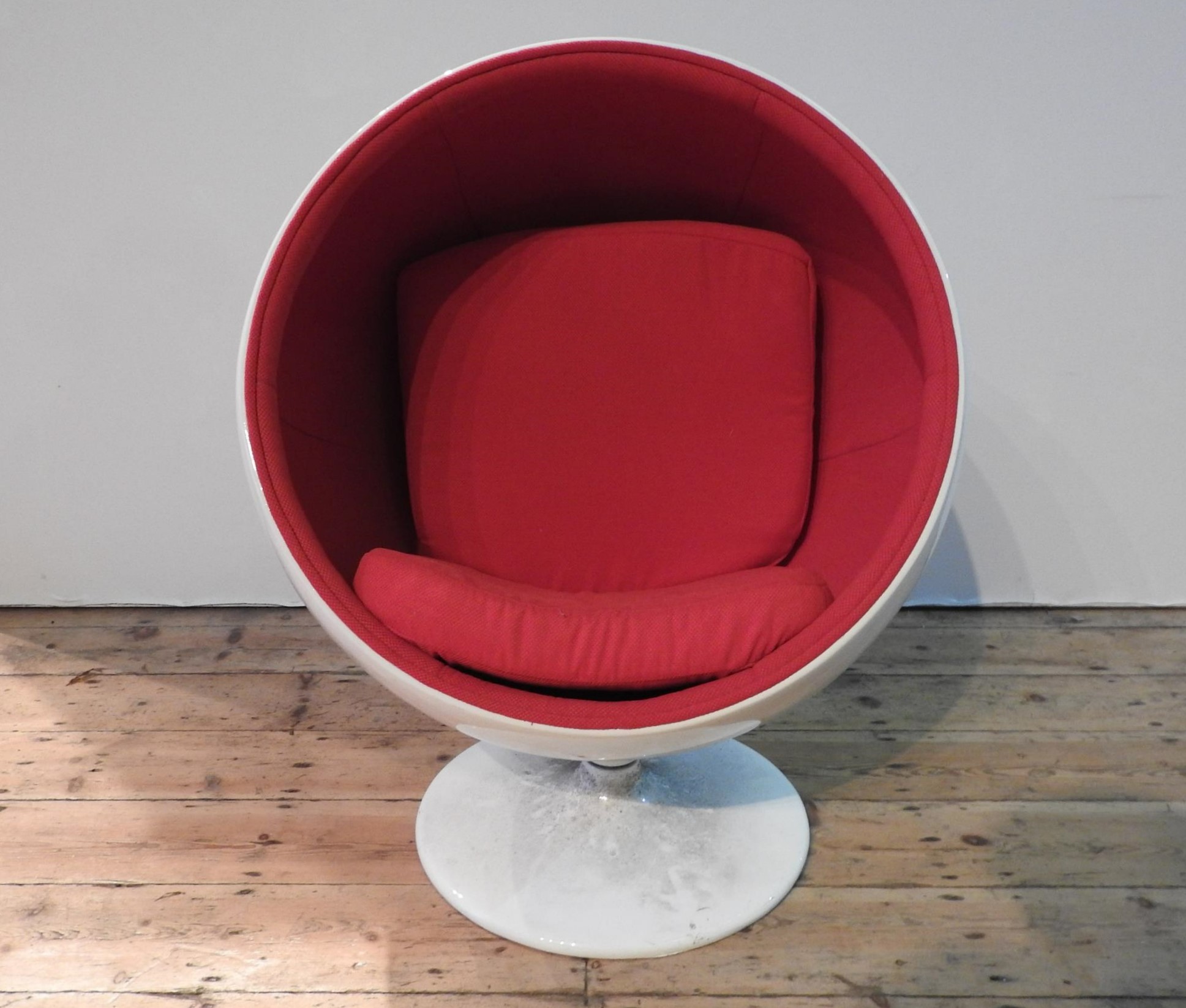 A CHILD'S FIBREGLASS 'THUNDERBALL' STYLE CHAIR, in the style of Eero Aarnio - Image 5 of 9