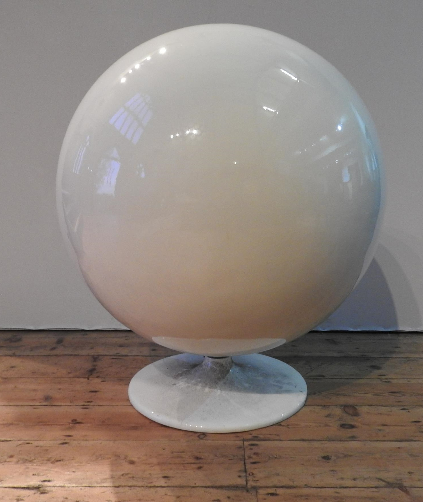 A CHILD'S FIBREGLASS 'THUNDERBALL' STYLE CHAIR, in the style of Eero Aarnio - Image 6 of 9