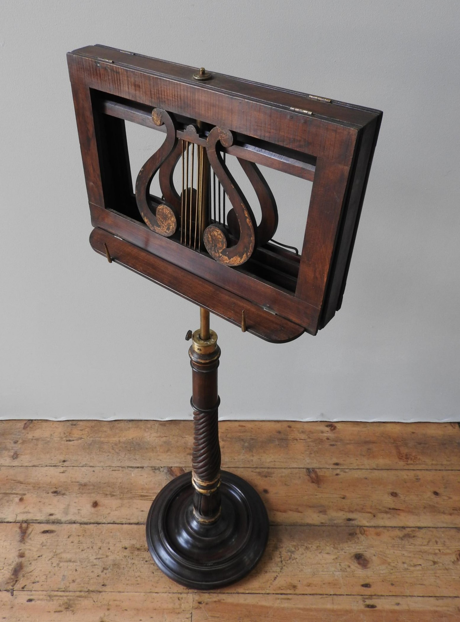 A REGENCY MAHOGANY AND BRASS DOUBLE SIDED SHEET MUSIC STAND, circa 1820, the lyre decorated - Image 6 of 7