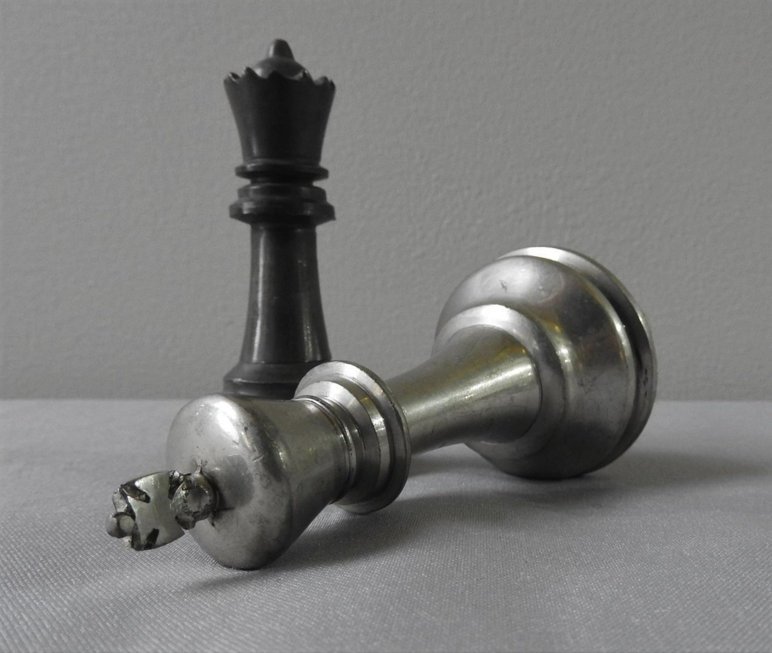 A COMPLETE SET OF 20th CENTURY PEWTER CHESS PIECES - Image 3 of 4