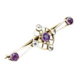 A GOLD BROOCH SET WITH AMETHYST AND SEED PEARL, 4cm long, 1.9 g