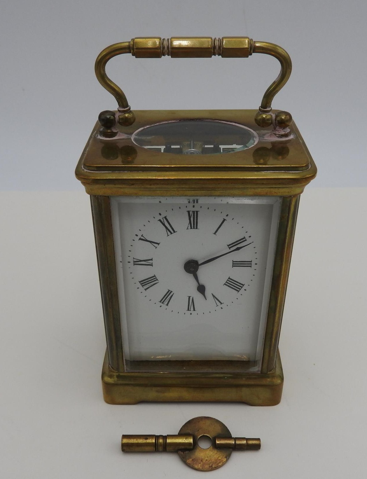 AN EARLY 20TH CENTURY ENGLISH BRASS CARRIAGE CLOCK, 11cm high, with winding key, in working order - Image 2 of 5