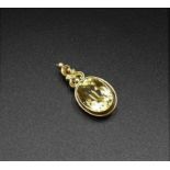 A GOLD AND CITRINE BROOCH, 3 cm long, 5.3 g