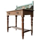 A 19th CENTURY PINE GRAIN PAINTED TILE BACK WASH STAND, 100 x 91 x 46 cm