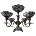 A 20TH CENTURY BLUE AND WHITE CERAMIC AND CAST METAL CANDELABRA/CENTREPIECE, with five removable