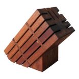 AN INDUSTRIAL STYLED WOODEN KNIFE BLOCK AND A KNIFE STEEL WITH TURNED WOODEN , 22cm high, 27cm wide,
