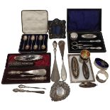 A SILVER MOUNTED VANITY SET, A SET OF SIX SILVER TEASPOONS, SILVER BUTTON HOOKS, SHOE HORNS AND