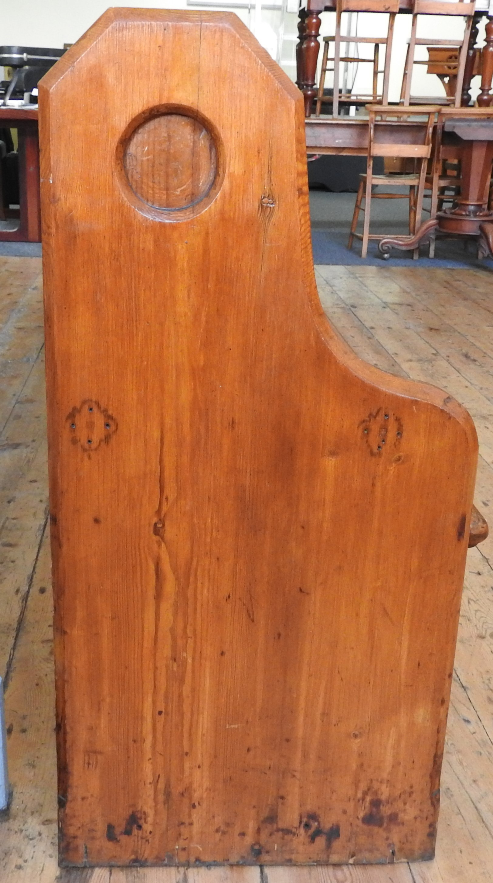 A LARGE PITCH PINE CHURCH PEW/BENCH SEAT, 92 x 429 x 46cm - Image 2 of 2