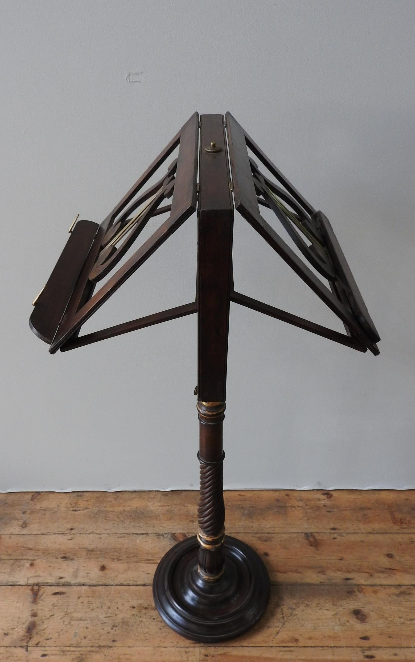 A REGENCY MAHOGANY AND BRASS DOUBLE SIDED SHEET MUSIC STAND, circa 1820, the lyre decorated - Image 5 of 7