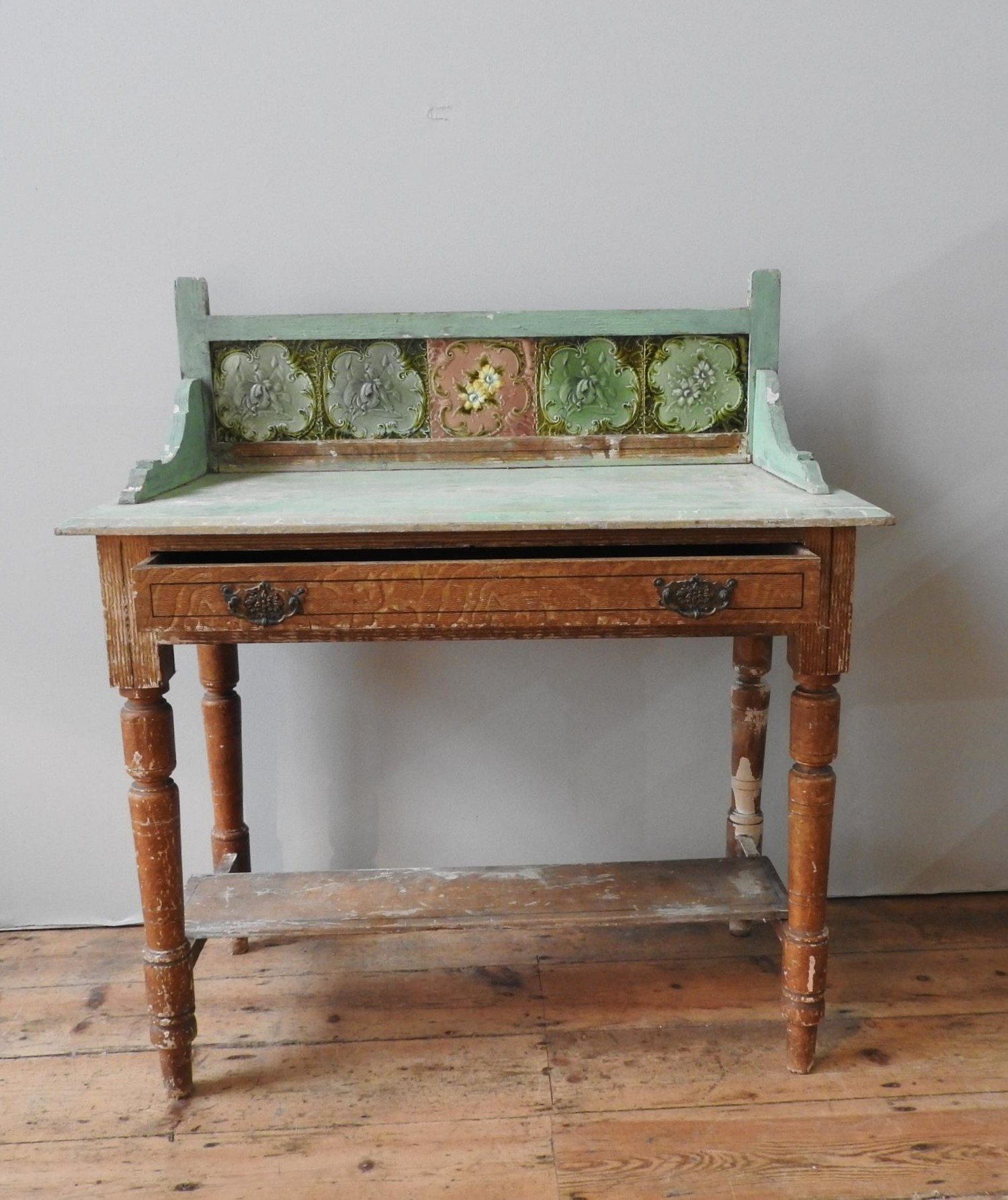 A 19th CENTURY PINE GRAIN PAINTED TILE BACK WASH STAND, 100 x 91 x 46 cm - Image 5 of 6