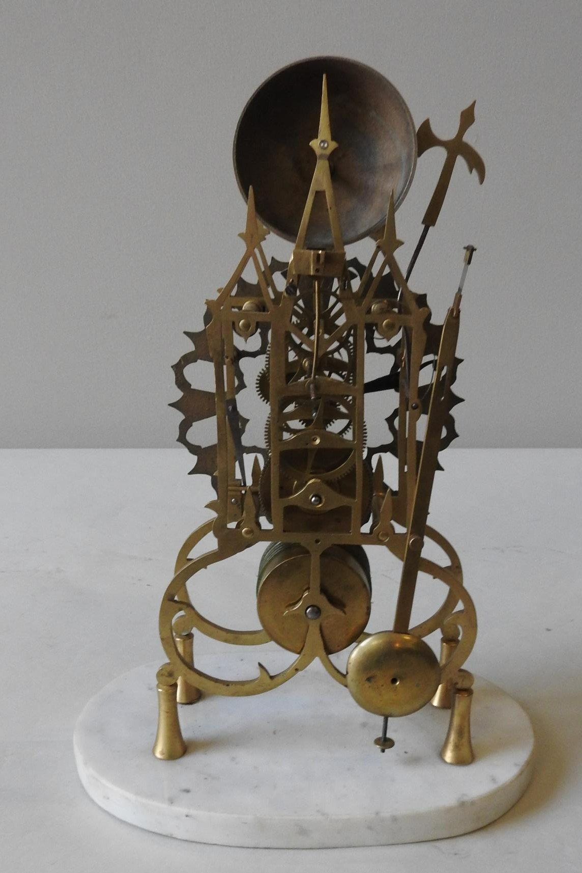 A 19TH CENTURY CONTINENTAL BRASS SKELETON CLOCK ON OVAL MARBLE BASE, 37 x 25 x 16cm - Image 4 of 4