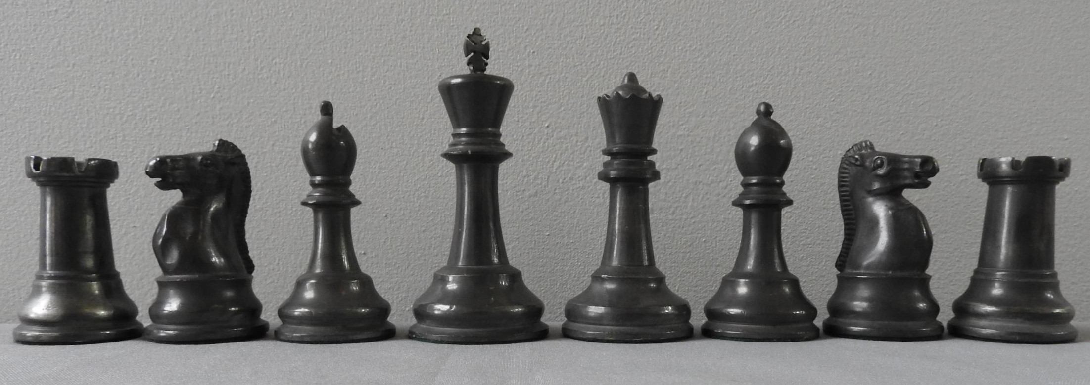A COMPLETE SET OF 20th CENTURY PEWTER CHESS PIECES - Image 2 of 4