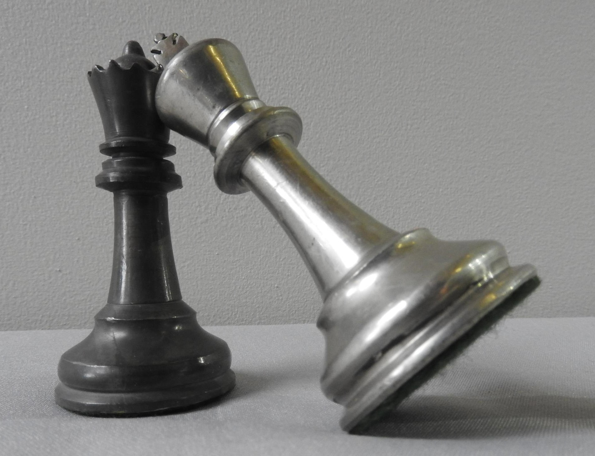 A COMPLETE SET OF 20th CENTURY PEWTER CHESS PIECES - Image 4 of 4