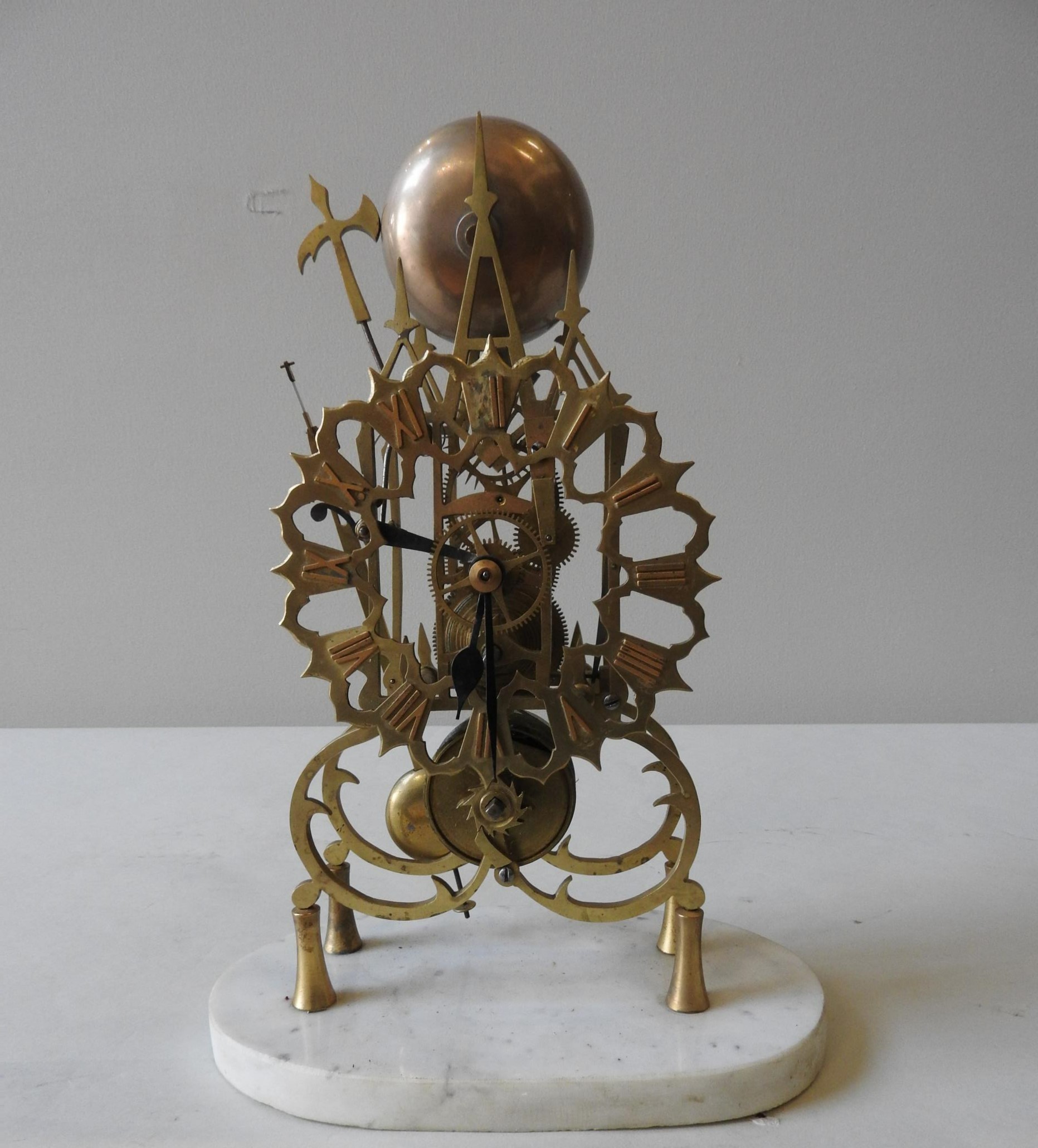 A 19TH CENTURY CONTINENTAL BRASS SKELETON CLOCK ON OVAL MARBLE BASE, 37 x 25 x 16cm - Image 3 of 4