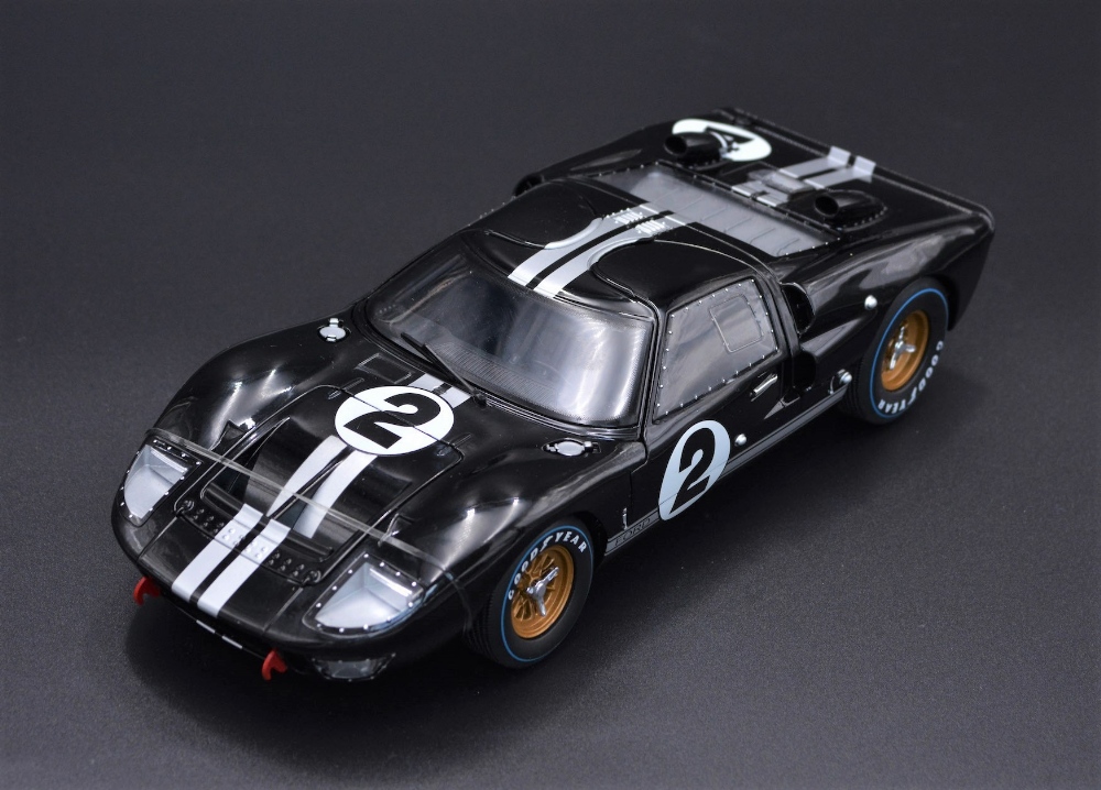 1:18 ACME FORD GT40 MARK II AND ROAD SIGNATURE AC COBRA This is a unique 1:18-scale diecast of the