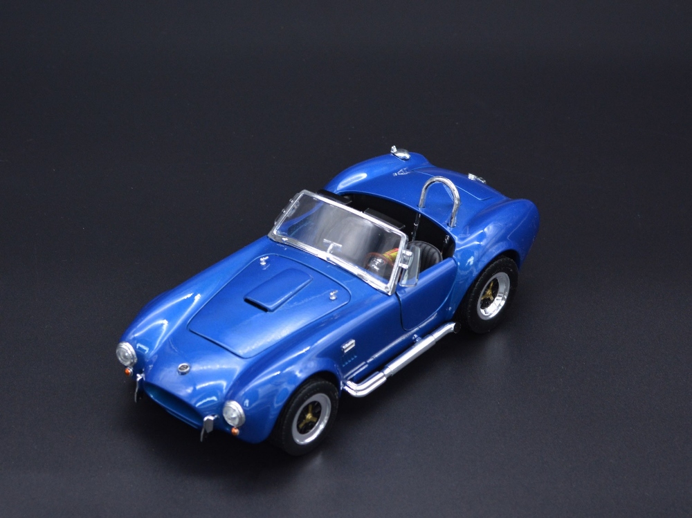 1:18 ACME FORD GT40 MARK II AND ROAD SIGNATURE AC COBRA This is a unique 1:18-scale diecast of the - Image 3 of 4