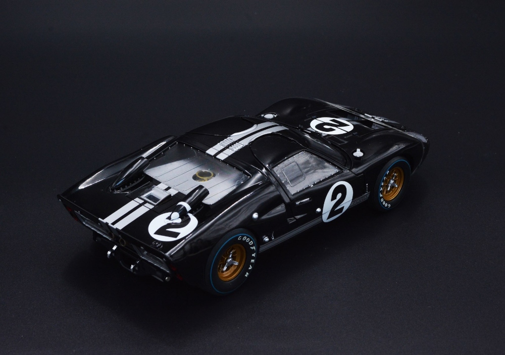 1:18 ACME FORD GT40 MARK II AND ROAD SIGNATURE AC COBRA This is a unique 1:18-scale diecast of the - Image 2 of 4