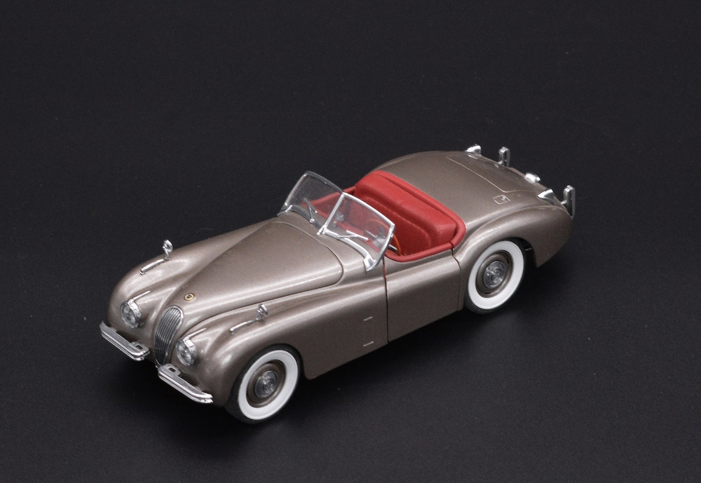 1:24 1949 JAGUAR XK120 BY DANBURY MINT Featuring opening bonnet with detailed engine, opening doors,