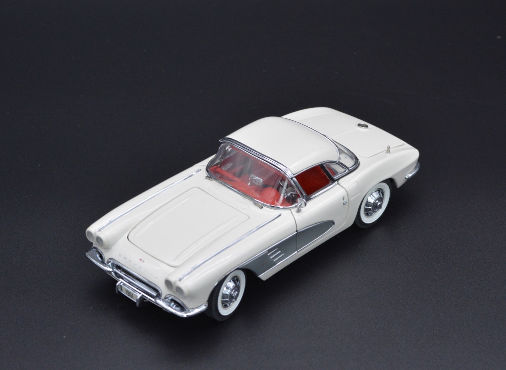 1:24 1961 CHEVROLET CORVETTE BY DANBURY MINT With opening doors, bonnet with detailed engine,