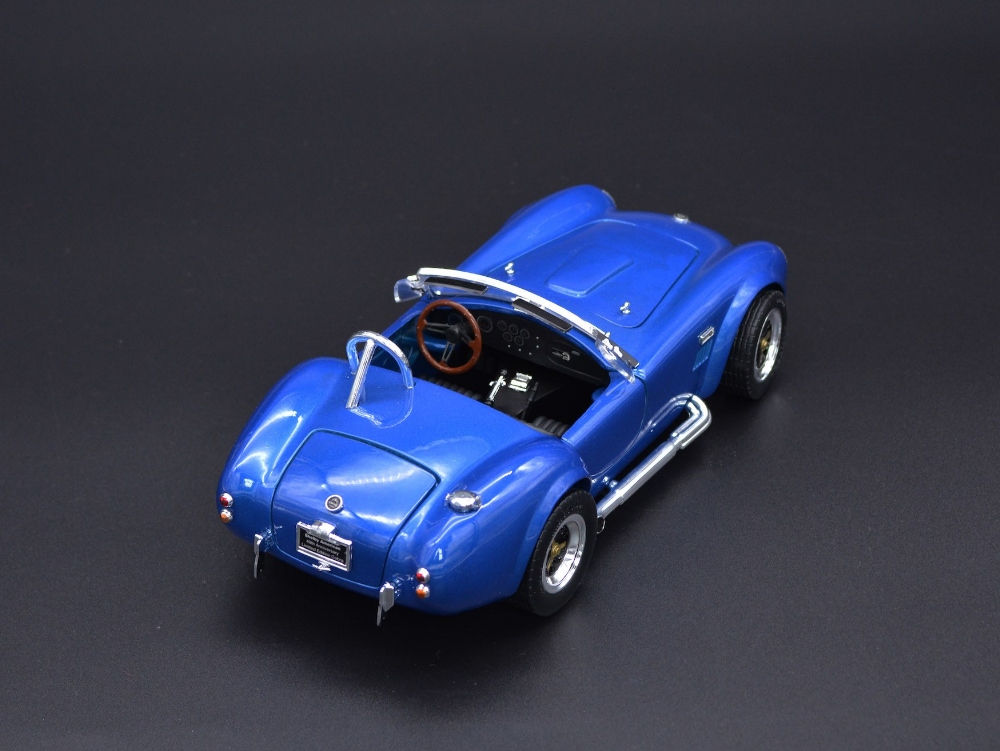 1:18 ACME FORD GT40 MARK II AND ROAD SIGNATURE AC COBRA This is a unique 1:18-scale diecast of the - Image 4 of 4