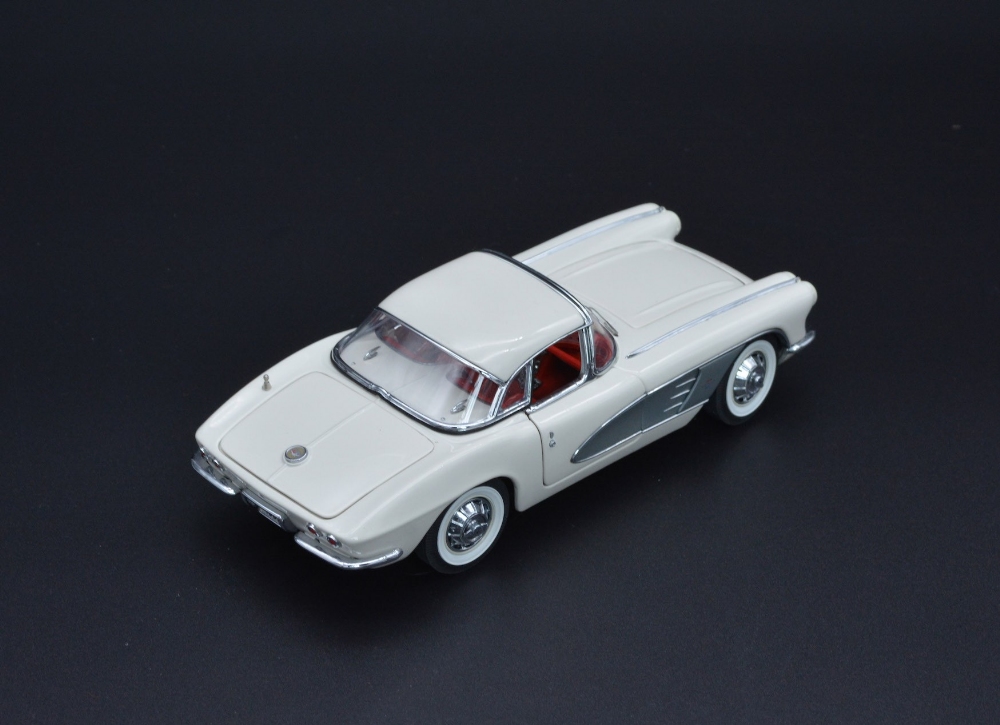 1:24 1961 CHEVROLET CORVETTE BY DANBURY MINT With opening doors, bonnet with detailed engine, - Image 2 of 2