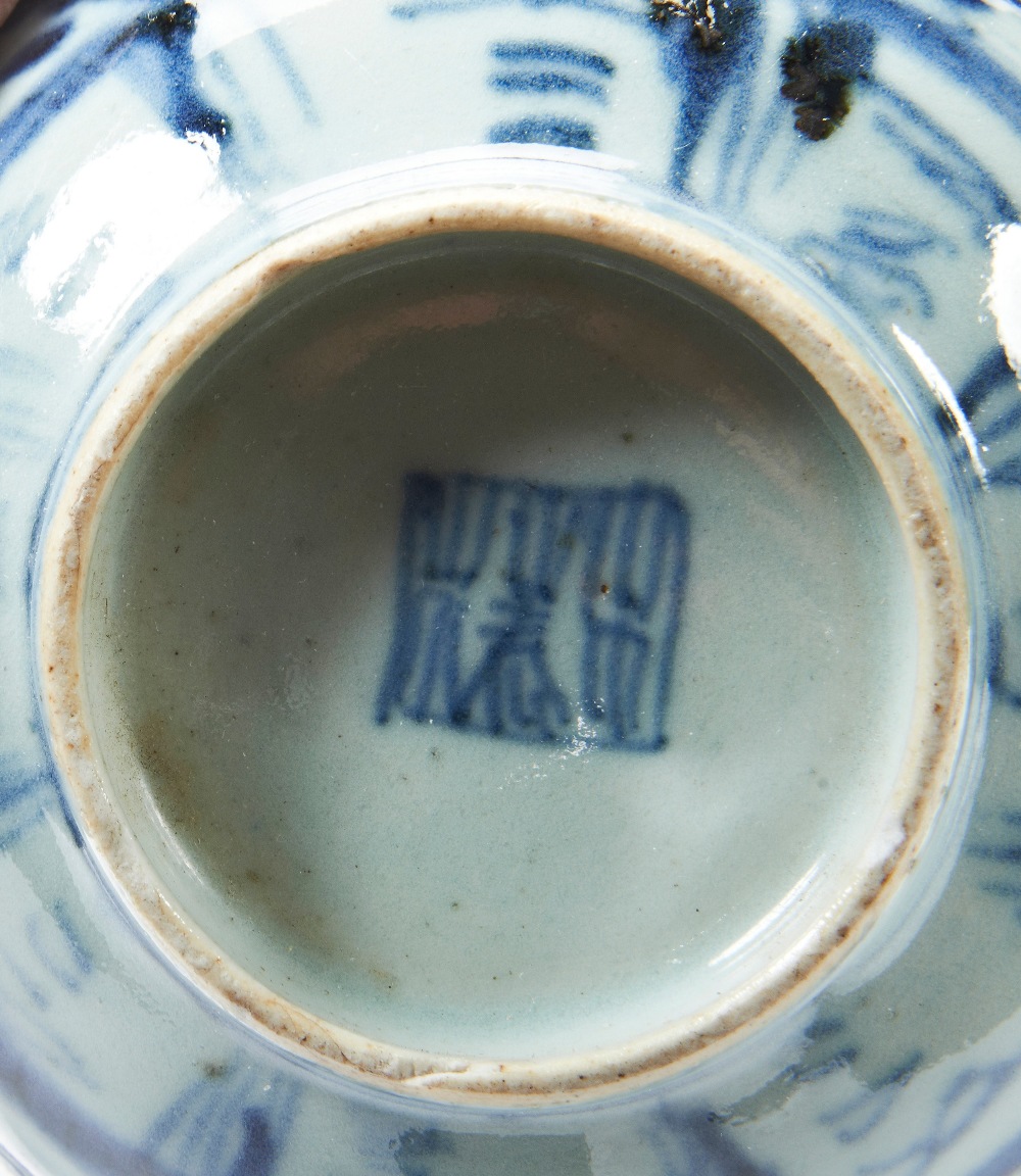 NEAR PAIR OF 'KRAAK-STYLE' BLUE AND WHITE BOWLS 17TH CENTURY the sides painted in tones of - Image 2 of 2