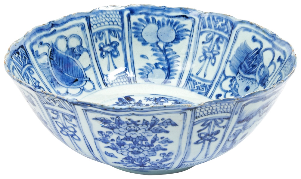 LARGE BLUE AND WHITE 'KRAAK' BOWL WANLI PERIOD (1573-1619) painted in tones of underglaze blue