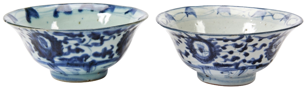 NEAR PAIR OF 'KRAAK-STYLE' BLUE AND WHITE BOWLS 17TH CENTURY the sides painted in tones of