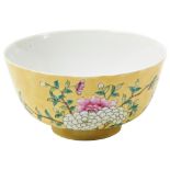 FAMILLE ROSE YELLOW-GROUND 'DAYA ZHAI' BOWL LATE QING / REPUBLIC PERIOD painted with brightly