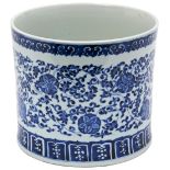 BLUE AND WHITE MING-STYLE BRUSHPOT, BITONG LATE QING DYNASTY the sides painted in tones of