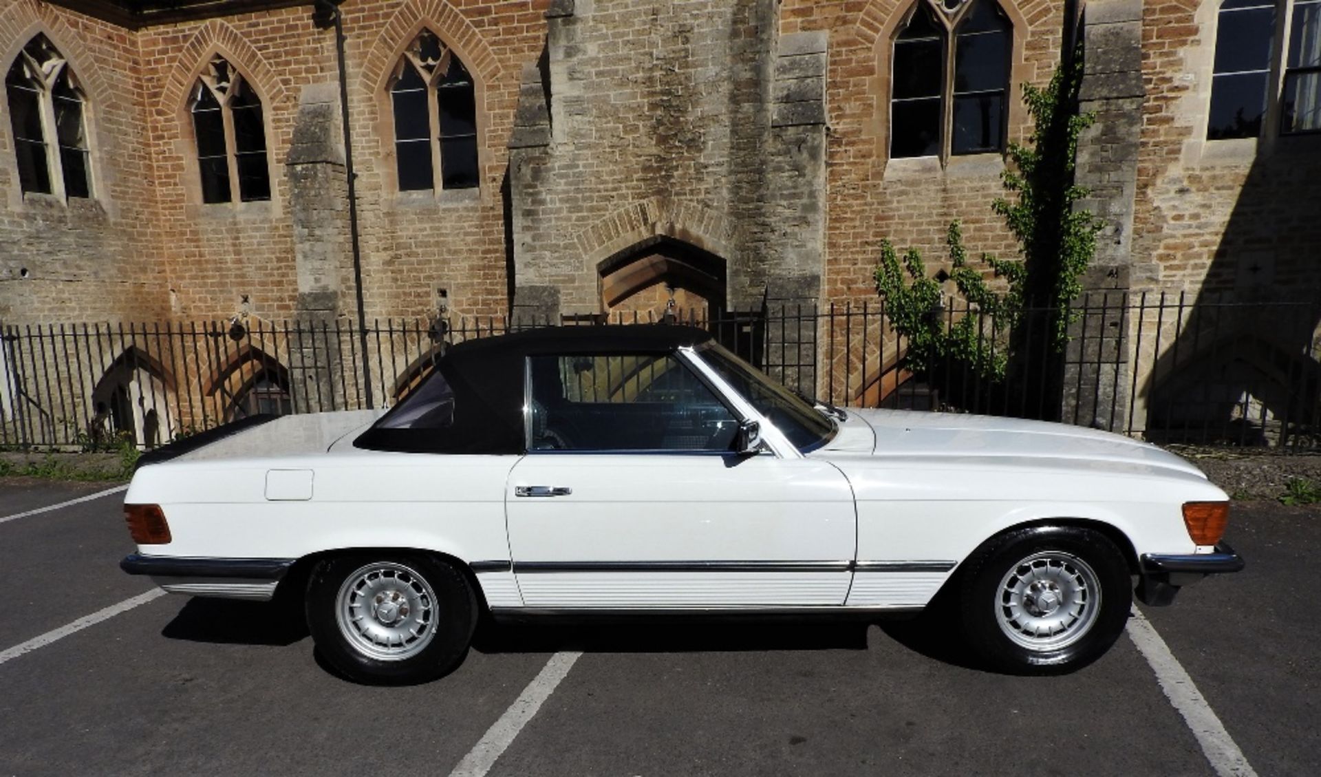 1984 MERCEDES-BENZ 500SL - Image 7 of 28