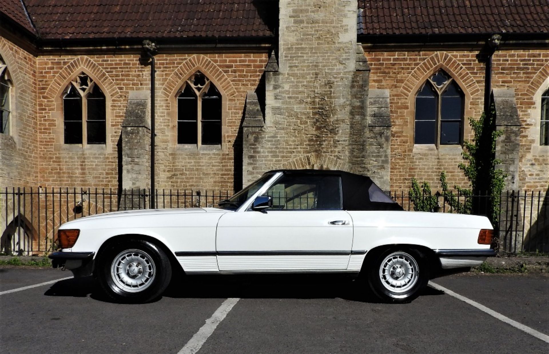 1984 MERCEDES-BENZ 500SL - Image 6 of 28