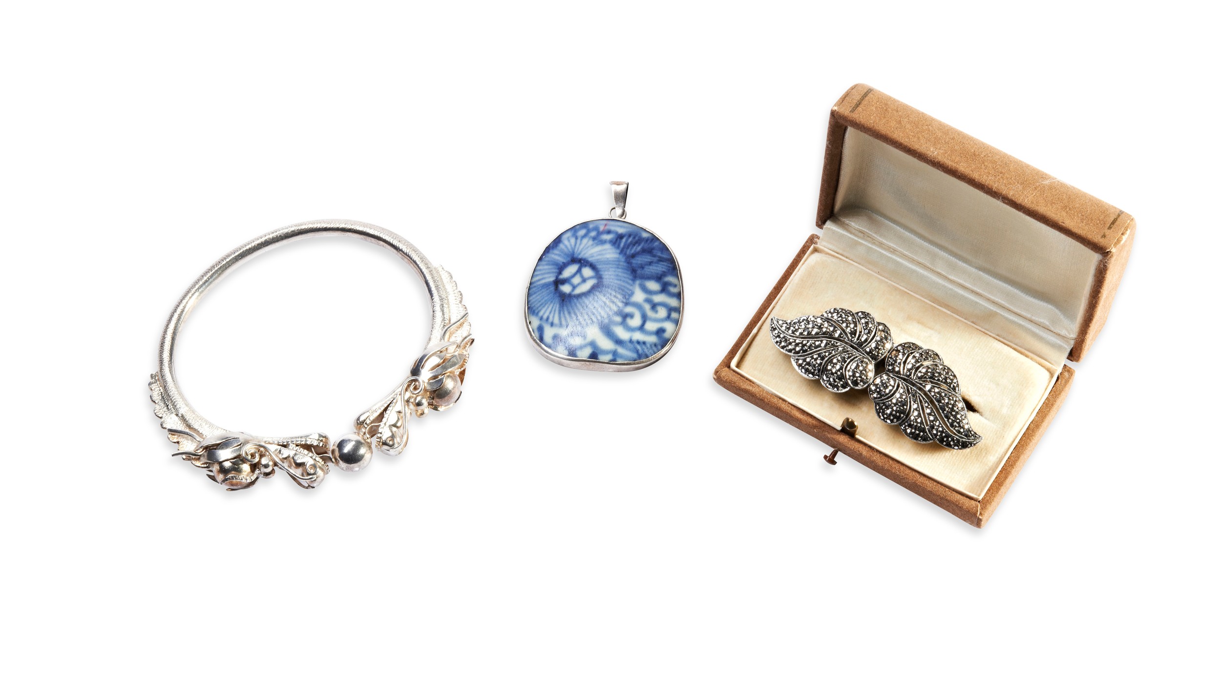 A QUANTITY OF SILVER JEWELLERY Including a heavy bangle in the form of two Chinese dragons, a