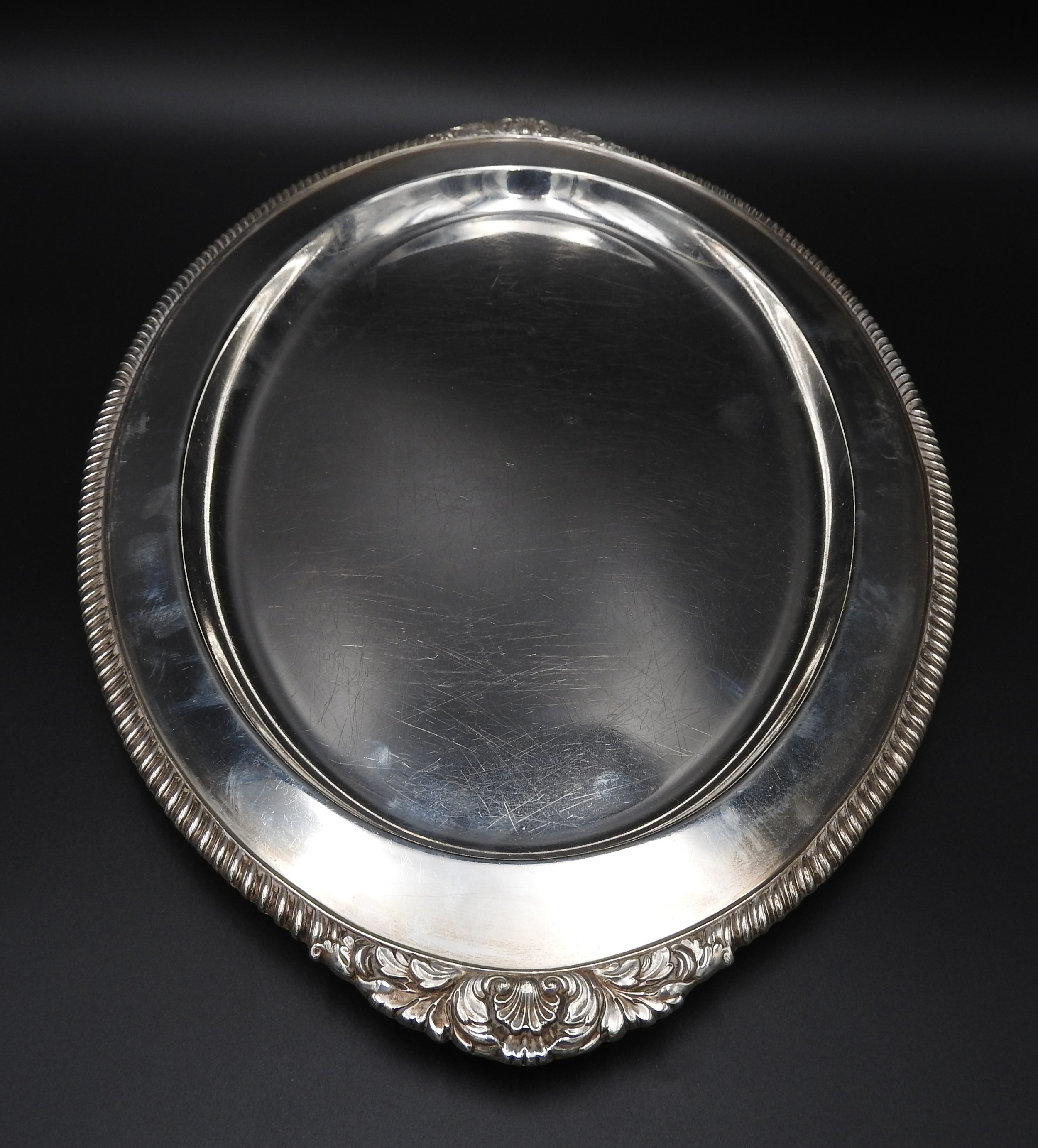 AN AMERICAN OVAL STERLING SILVER SEVING PLATTER, with Acanthus decoration to the ends, stamped ' - Bild 2 aus 4